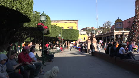 Mexiko-San-Miguel-Zoomt-Auf-Touristen-Auf-Dem-Plaza