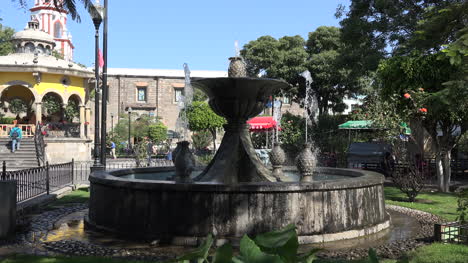 Mexiko-Tlaquepaque-Brunnen-Auf-Dem-Hauptplatz