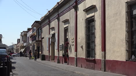 Mexiko-Tlaquepaque-Rotes-Und-Gelbes-Gebäude-An-Der-Straße
