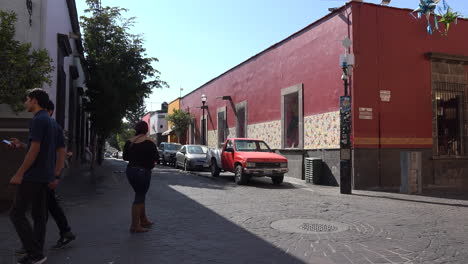 Calle-México-Tlaquepaque-Con-Edificios-Rojos-Y-Jogger