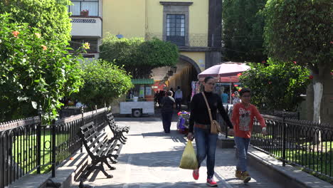Mexiko-Tlaquepaque-Spaziergang-Mit-Bänken