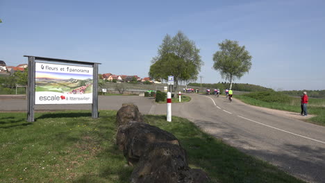 Frankreich-Elsass-Itterswiller-Fahrradfahrer-Fahren-Die-Straße-Hoch