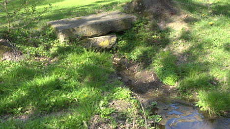 Frankreich-Wasser-Fließt-Unter-Einem-Stein-Hervor