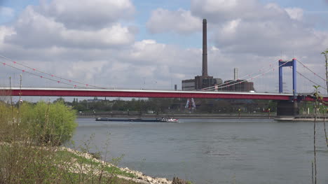 Deutschland-Duisburg-Barge-Geht-Unter-Brücke