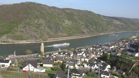 Deutschland-Oberwesel-Mit-Kreuzfahrtschiff-Und-Zug