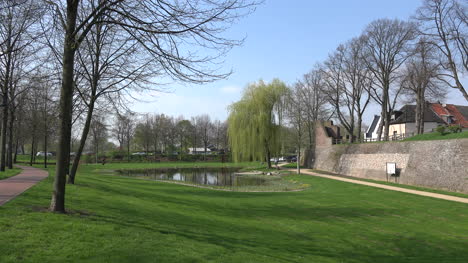 Deutschland-Rees-Park-Mit-Teich-Und-Mauer