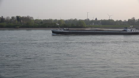 Deutschland-Rhein-Bei-Rees-Lastkahn-Mit-Hintergrundwindturbine