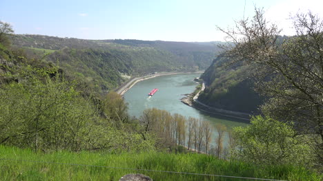 Deutschland-Rhein-Von-Loreley-Zoom-On-Red-Barge
