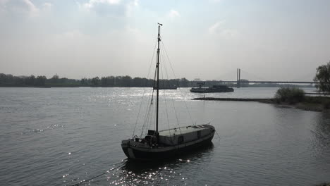 Deutschland-Rhein-Mit-Beleuchtetem-Segelboot-In-Der-Nähe-Von-Rees