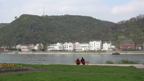 Deutschland-St-Goar-Männer-Auf-Bank-Von-Rhein