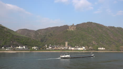 Deutschland-Lastkahn-In-Der-Rheinschlucht-Unterhalb-Der-Burg-Maus