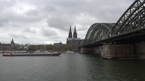 Deutschland-Lastkahn-Mit-Brücke-Und-Kathedrale-In-Koln