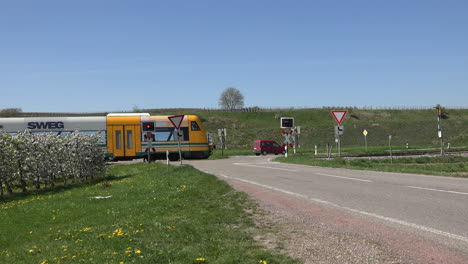 Alemania-Tren-Pasa-Cruzando-Y-Huertos-Con-Sonido