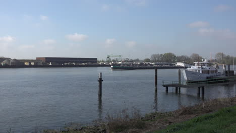 Niederlande-Fluss-Lek-Barge-Und-Sportboot