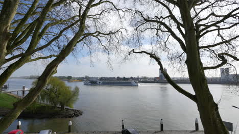 Países-Bajos-Schoonhoven-Río-Lek-Con-Barco-De-Crucero-Por-El-Río