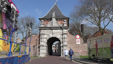Holanda-Puerta-De-La-Ciudad-De-Schoonhoven-Con-Gente-Caminando