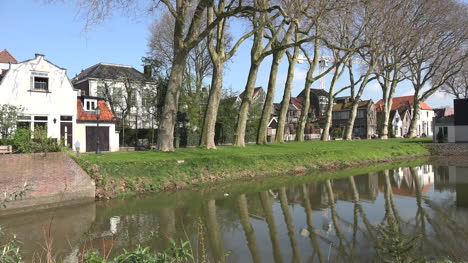 Niederlande-Schoonhoven-Reflexionen-Im-Kanal