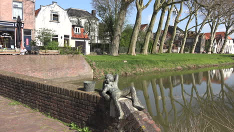 Holanda-Schoonhoven-Estatua-Por-Canal