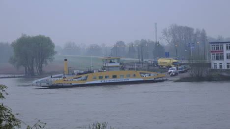 Países-Bajos-Schoonhoven-Tráfico-En-Ferry-Al-Amanecer