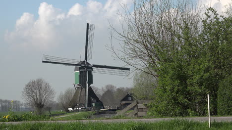 Niederländische-Windmühle-Mit-Straße
