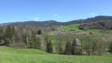 Schweiz-La-Gruyere-Fernes-Dorf-Zoom-In