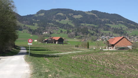 Schweiz-La-Gruyere-Gasse-Und-Schild-Mit-Bauernhäusern