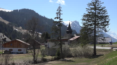 Suiza-Musgos-Campanario-De-La-Iglesia-Y-Montaña