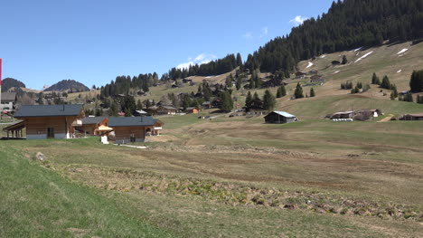 Chalets-Suizos-Sobre-El-Col-Des-Mosses