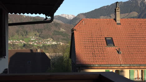 Schweizer-Berge-über-Dach