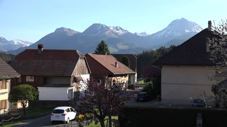 Escena-De-La-Ciudad-De-Suiza-Con-Casas