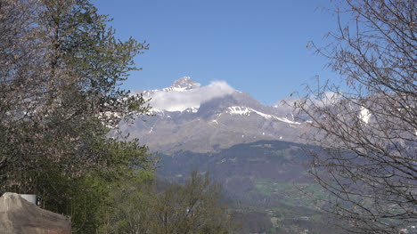 Frankreich-Alpengipfel-Aravis-Range-Zwischen-Bäumen
