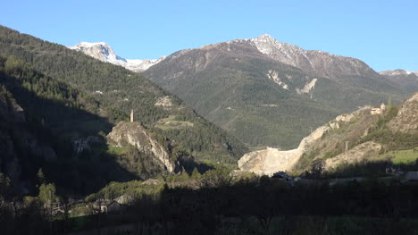 Frankreich-Alpenblick-Mit-St.-Julien-Kirchturm-Am-Morgenli