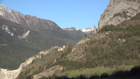 Iglesia-De-La-Aldea-Alpina-De-Francia-Cerca-De-Barcelonette-Se-Acerca