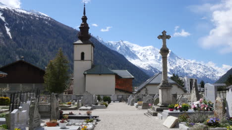 Frankreich-Argentiere-Kirche-Und-Kreuz-Mit-Alpen