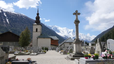Francia-Iglesia-De-Artentiere-Con-Vista-Alpina-Y-Cementerio