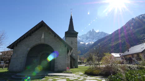 Frankreich-Chamonix-Kirche-Und-Dramatischer-Sonnenfleck-Und-Flare
