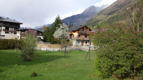 Francia-Chamonix-Casas-De-Césped-Y-Montañas