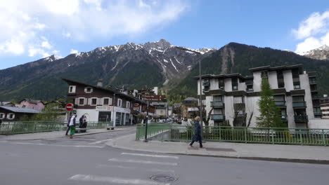 Frankreich-Chamonix-Berge-über-Den-Straßen-Der-Stadt