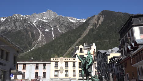 Frankreich-Chamonix-Statuen-Zeigen-In-Richtung-Berg