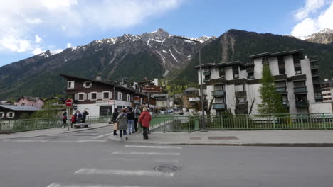 Frankreich-Chamonix-Straßenszene-Und-Berg