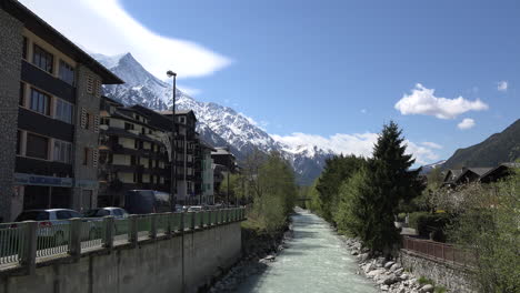 Frankreich-Chamonix-Mit-Fluss-Und-Mont-Blanc