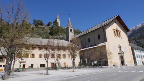 Francia-Jausiers-Iglesia-Y-Colina-Con-Torre