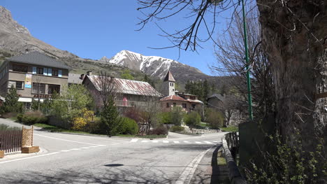 Francia-Meyronnes-Iglesia-En-Pueblo-Se-Acerca