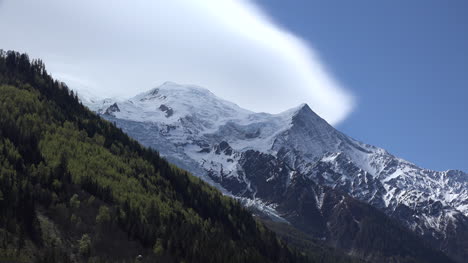 Frankreich-Mont-Blanc-Und-Weiße-Wolke-Am-Blauen-Himmel