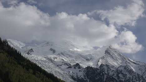 Francia-Mont-Blanc-Nubes-Se-Ciernen-Sobre-El-Glaciar