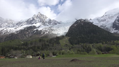 Frankreich-Mont-Blanc-Les-Bossons-Gletscher-Mit-Mann-Und-Kindern-Zu-Fuß