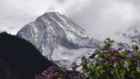 Frankreich-Mont-Blanc-Gipfel-Mit-Wolken-Dahinter-With