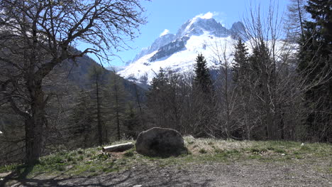 Frankreich-Mont-Blanc-Blick-Mit-Großem-Vordergrundfelsen