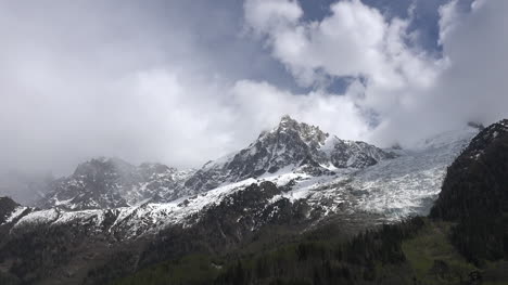 Frankreich-Mont-Blanc-Mit-Les-Bossons-Gletscher-Und-Sich-Bewegenden-Wolken