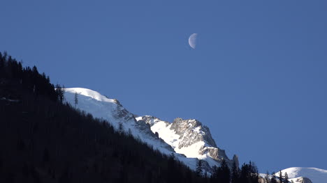Francia-Mont-Blanc-Con-Luna-Y-Cielo-Azul